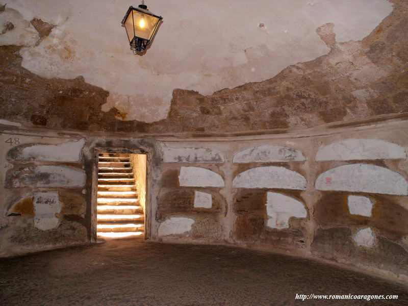 INTERIOR DE LA CRIPTA Y ESCALERA DE ACCESO